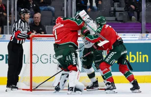 Frölundas Lars Johansson hamnar i bråk med Färjestads Linus Johansson.
