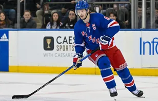 Jacob Trouba är klar för Sharks.