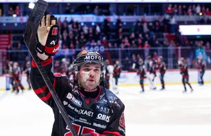 David Quenneville blir kvar i Örebro.