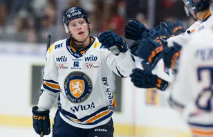 Karl Henriksson är klar för Frölunda till nästa säsong, enligt uppgifter.