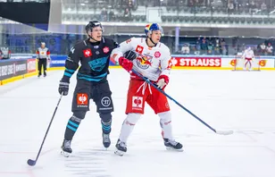 Onni Käyhkö (vänster) är klar för BIK Karlskoga. 
 Â© BildbyrÃ¥n - COP 81 - SWEDEN AND NORWAY ONLY