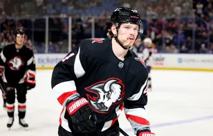 Bowen Byram kan bli trejdad av Buffalo Sabres. Foto: Timothy T. Ludwig-Imagn Images