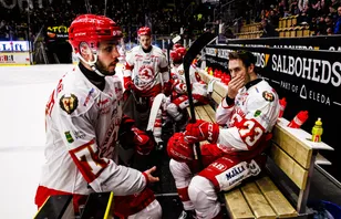 Brandon Frattaroli, till vänster, deppar efter Trojas uttåg ur Hockeyallsvenskan.