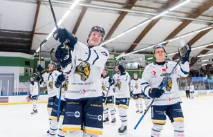 Elias Ewertzh följer med Visby/Roma upp i Hockeyallsvenskan. 