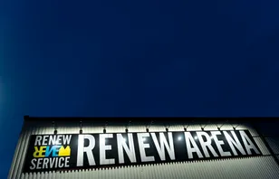 Premiären i Renew Arena sköts upp i två timmar.
Foto: Bildbyrån