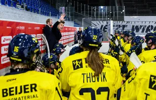 Erika Holst har tagit ut en ny trupp.