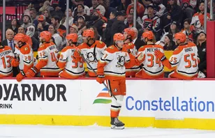Leo Carlsson firar sitt mål mot Philadelphia Flyers.