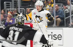 Svenskens jubel – slår in karriärens första NHL-mål