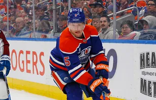 Connor Murphy blir kvar i Edmonton Oilers. Foto: Perry Nelson-Imagn Images