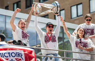 Montréal-målvakten Ann-Renee Desbiens firar med Walter Cup-pokalen.