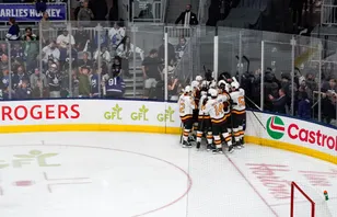Chicago Wolves firar Viktor Neuchevs övertidsmål i den fjärde Calder Cup-finalen. Foto: Arlyn McAdorey/The Canadian Press via AP
