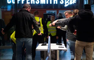 Beskedet: Slopar visiteringskravet