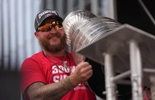 Nic Deslauriers förlängde kontraktet med Carolina Hurricanes under Stanley Cup-firandet. Foto: James Guillory-Imagn Images