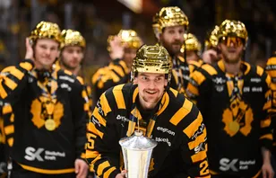Pontus Johansson med LeMat-pokalen.