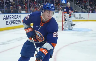 240403 Ishockey, NHL Apr 2, 2024; Elmont, New York, USA; New York Islanders defenseman Sebastian Aho (25) moves the puck against the Chicago Blackhawks during the third period at UBS Arena. Mandatory Credit: Thomas Salus-USA TODAY Sports Â© BildbyrÃ¥n - COP 268 - SWEDEN ONLY