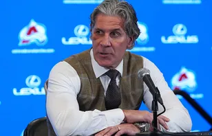 Jared Bednar blir kvar i Colorado Avalanche i flera år framöver. 