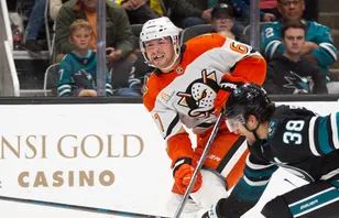 Tristan Luneau skriver på ett nytt kontrakt i Anaheim Ducks.