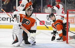 Målvakten Joseph Woll och backen Oliver Bonk deppar under Philadelphias förlustmatch mot Carolina. Foto: Eric Hartline-Imagn Images