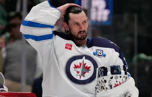 Flera lag är inblandade i jakten på Connor Hellebuyck.