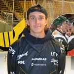 Liam Engström kliver upp i Hockeyallsvenskan. 