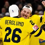 William Håkansson skriver på sitt första NHL-kontrakt. Foto: Bildbyrån (montage).