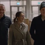 Ivar Stenberg, här med föräldrarna David och Cecilia hemma i Stenungsund, är en av spelarna NHL följer i den nya dokumentären. Foto: NHL