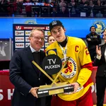Leon Irani fick lyfta pokalen som kapten för Smålands pojklag 2025.