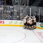 Chicago Wolves firar Viktor Neuchevs övertidsmål i den fjärde Calder Cup-finalen. Foto: Arlyn McAdorey/The Canadian Press via AP